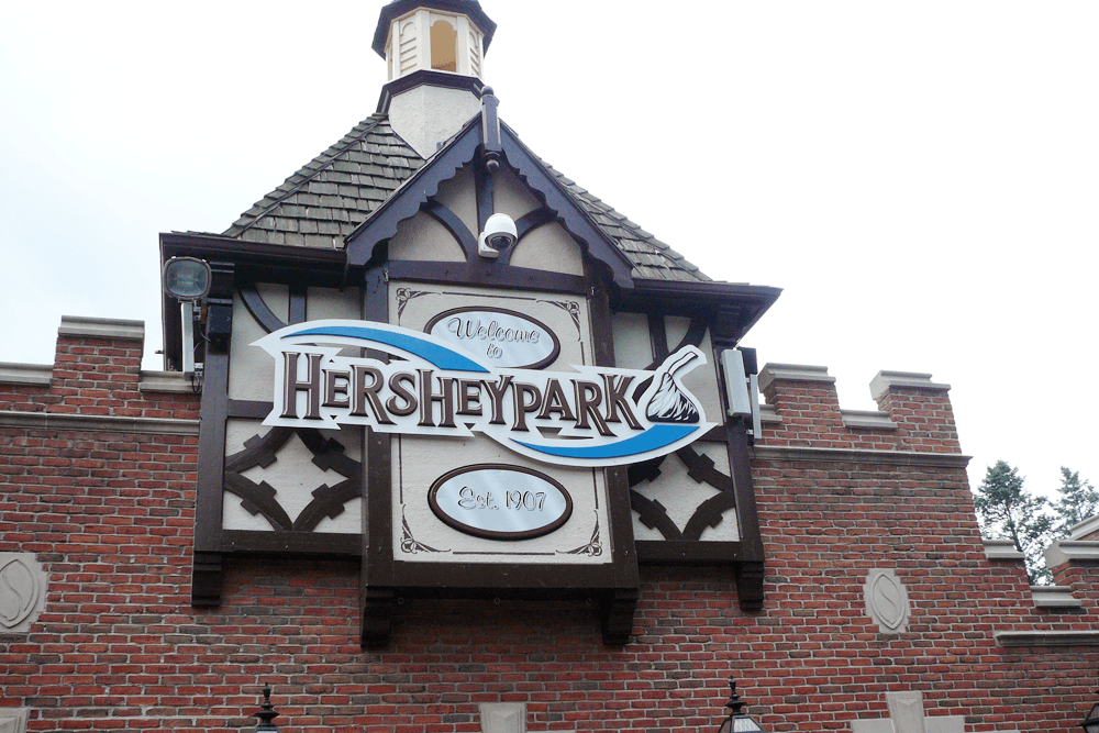 Signage welcoming visitors to Hersheypark, established in 1907.